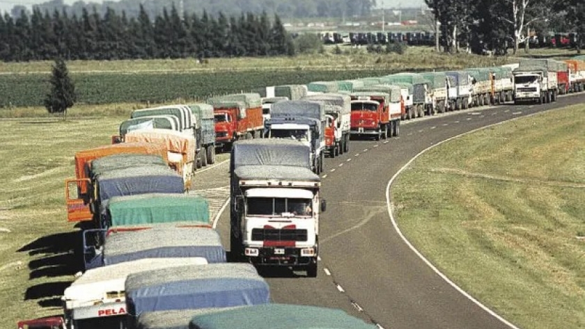 A pesar de la sequía, se espera que ingresen 900 mil camiones con soja al Gran Rosario en la 2021/22