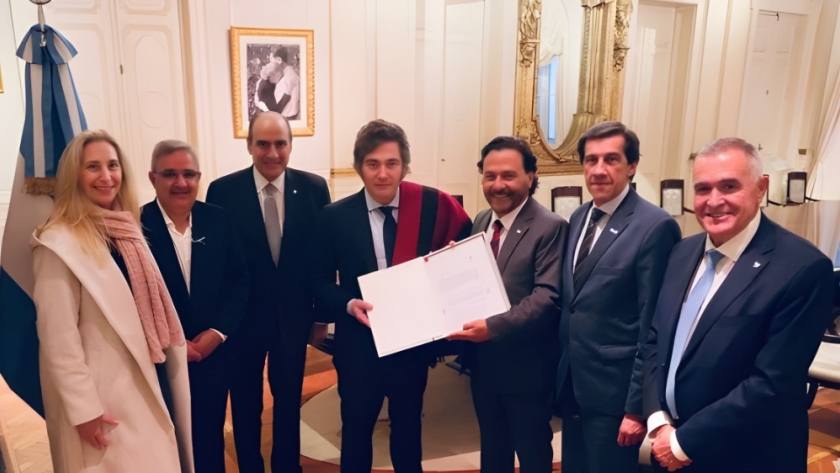 El gobernador Sáenz se reunió con el presidente Milei y le entregó el Pacto de Güemes