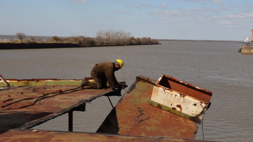 Avanza el desguace de embarcaciones para mejorar la logística y el cuidado ambiental en el Puerto Buenos Aires