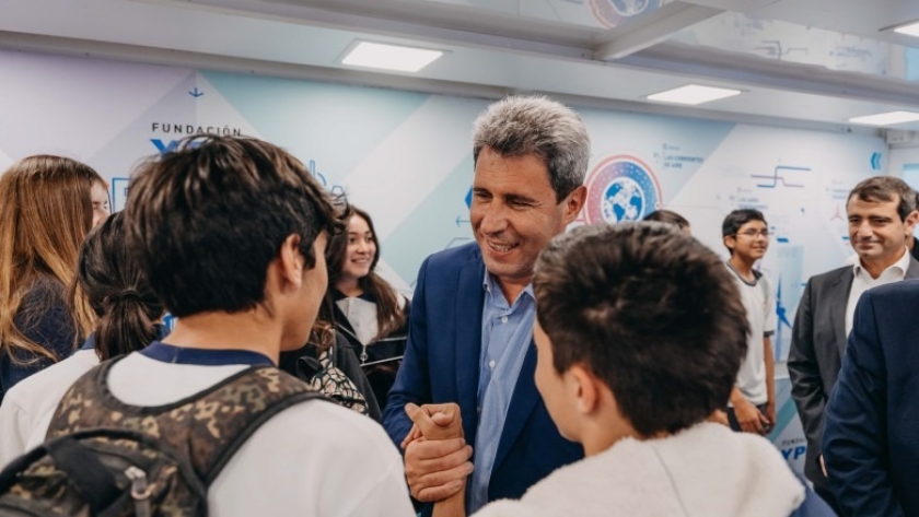 El gobernador y el presidente de YPF visitaron el Aula Móvil en Energías Renovables y Alternativas