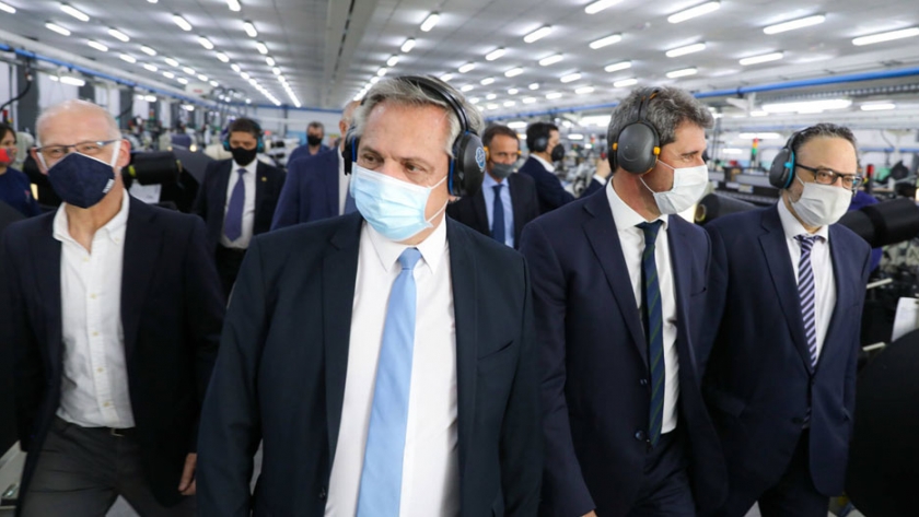 El Presidente recorrió obras y una fábrica textil y encabezó la firma de convenios con San Juan