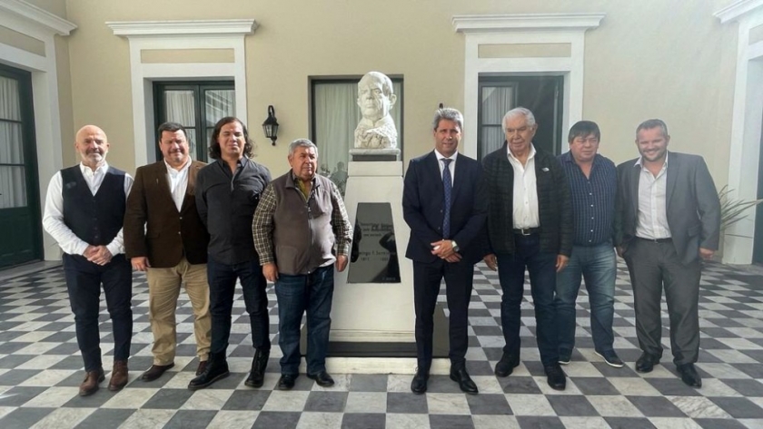 Uñac fue invitado por empresarios y sindicalistas de Neuquén a disertar sobre energías renovables