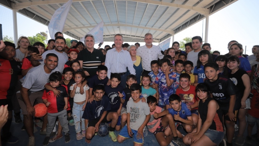 Junto a los vecinos, Schiaretti inauguró el Polideportivo de Ampliación 1° de Mayo