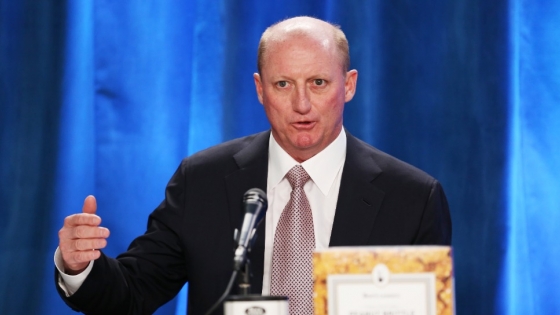 Greg Abel toma el control de Berkshire Hathaway y enfrenta el desafío de preservar el legado de Warren Buffett