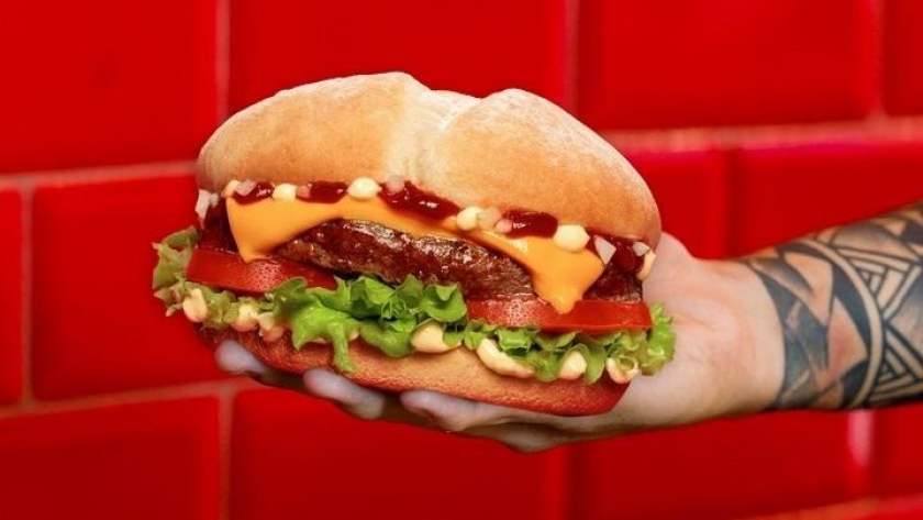 Mostaza apuesta al crecimiento sostenible: materiales biodegradables y hamburguesas veganas en su plan de expansión