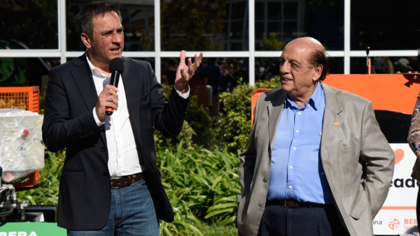 Cabandié entregó maquinaria para optimizar la gestión de residuos en Berazategui