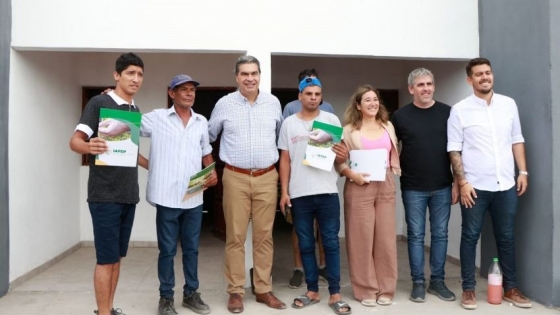 Acceso al techo propio: Capitanich entregó viviendas sociales en la zona sur de resistencia y en Puerto Vilelas