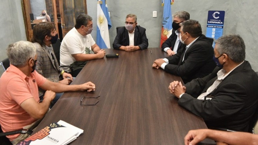 Se firmó el contrato para la obra de la ruta provincial N° 1 a Aconquija
