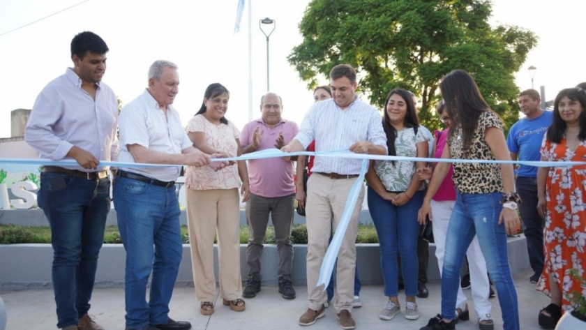 Inauguraron una nueva plazoleta y entregaron maquinaria vial en Los Altos