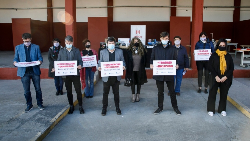 Arroyo firmó convenios y entregó máquinas y herramientas a emprendedores