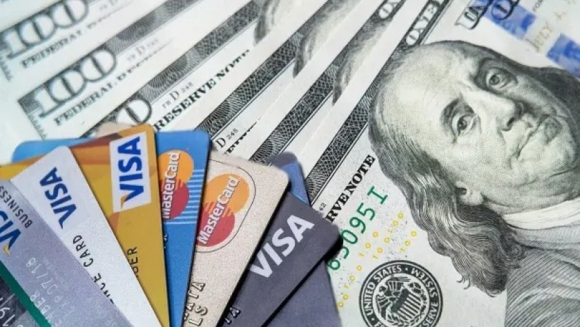 Dólar tarjeta: cómo impactan las nuevas alícuotas para compras en el exterior, viajes, servicios y ahorro