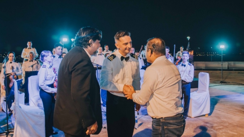 El gobernador disfrutó el concierto de la orquesta sinfónica de la prefectura naval en la costanera de Posadas