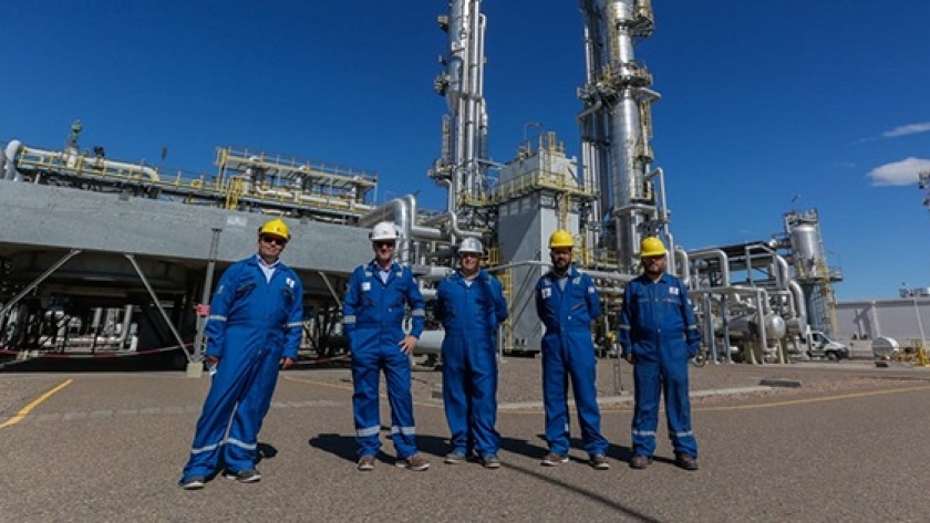 Funcionarios provinciales recorrieron la planta separadora de gas natural de Compañía Mega
