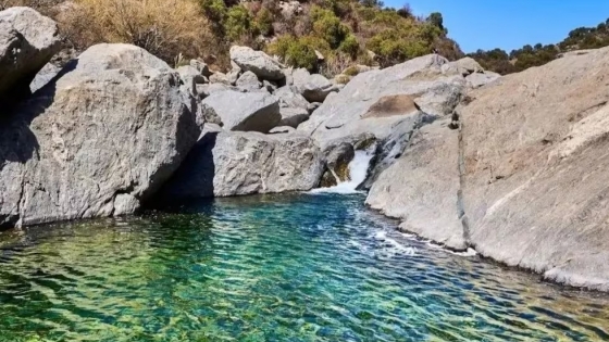 El río de Córdoba que tiene playa, isla, ollas profundas y aguas turquesas