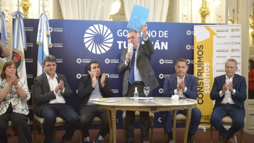 Jaldo anunció la construcción de 2000 viviendas más en el interior