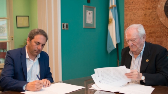 Martín Hinojosa firmó un convenio de colaboración mutua con la Universidad del Aconcagua
