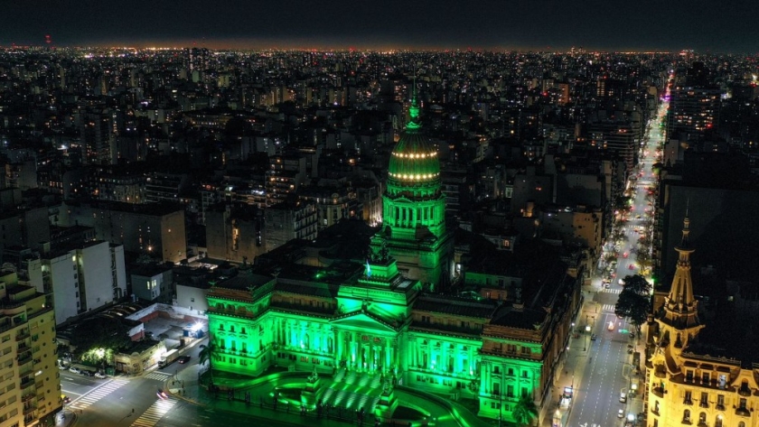 Día Mundial Ambiente: edificios emblemáticos se iluminaron de verde en diferentes puntos del país
