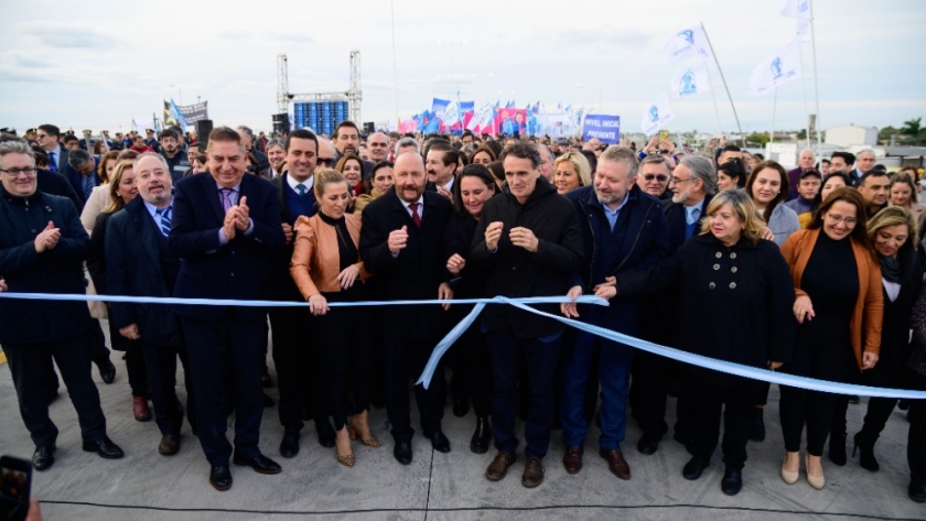 Insfrán inauguró el nuevo edificio del Hospital de Laguna Blanca y el viaducto sobreelevado, provincia de Formosa