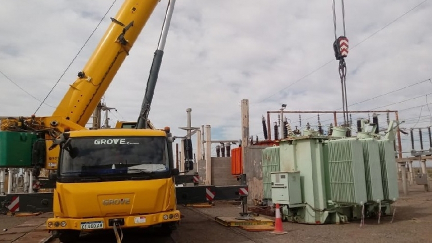 Inició el reemplazo del transformador de la Estación Medanito