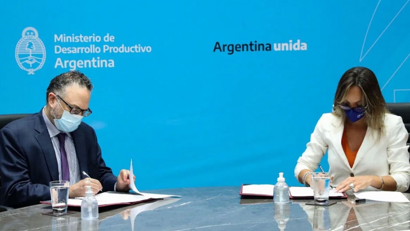 Matías Kulfas y Malena Galmarini firman el convenio para impulsar el desarrollo de proveedores nacionales