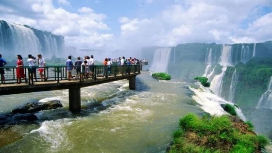 Verano 2025: ¿Cuánto cuesta vacacionar 15 días en Brasil, Mar del Plata o Iguazú?