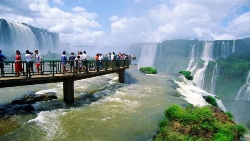 Verano 2025: ¿Cuánto cuesta vacacionar 15 días en Brasil, Mar del Plata o Iguazú?