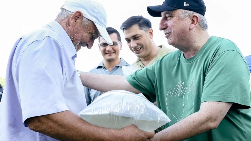 Passalacqua encabezó la entrega de 1500 crías de peces a productores para potenciar la producción piscícola