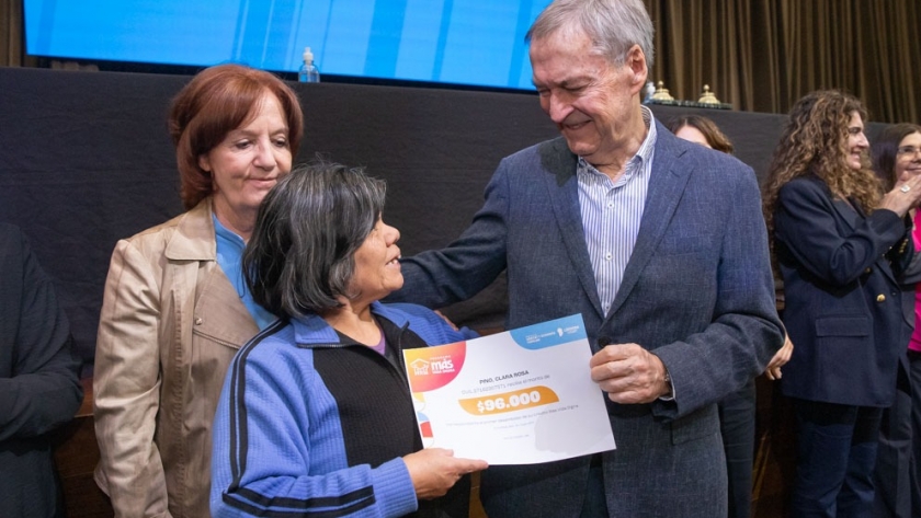 Schiaretti entregó 220 créditos para mejoras de viviendas en Capital