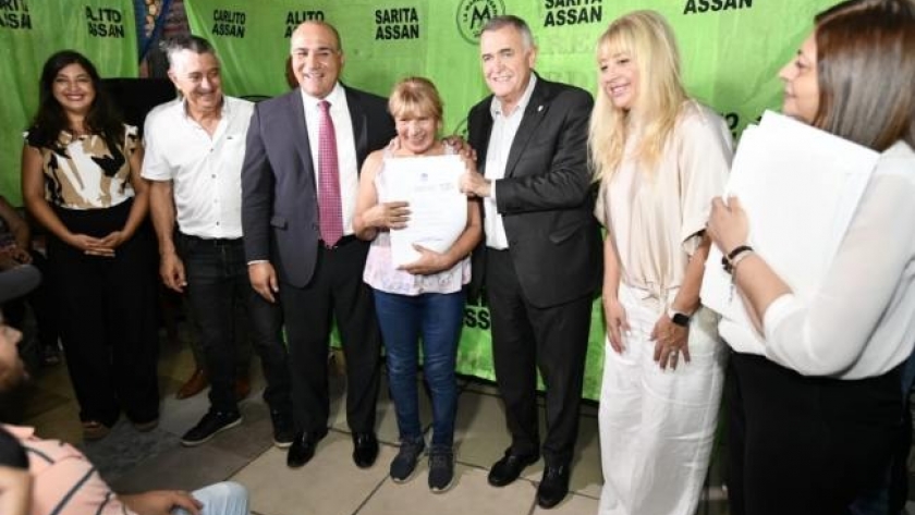 Nuevas familias tucumanas recibieron las escrituras de sus viviendas