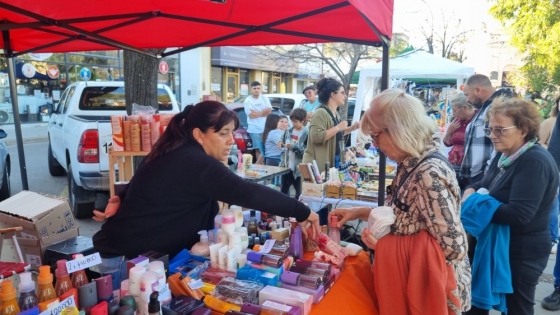 La Feria en la Plaza San Martín volvió a brillar con artesanos, emprendedores y radio en vivo