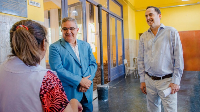 Raúl recorrió y supervisó trabajos en escuelas de Capital