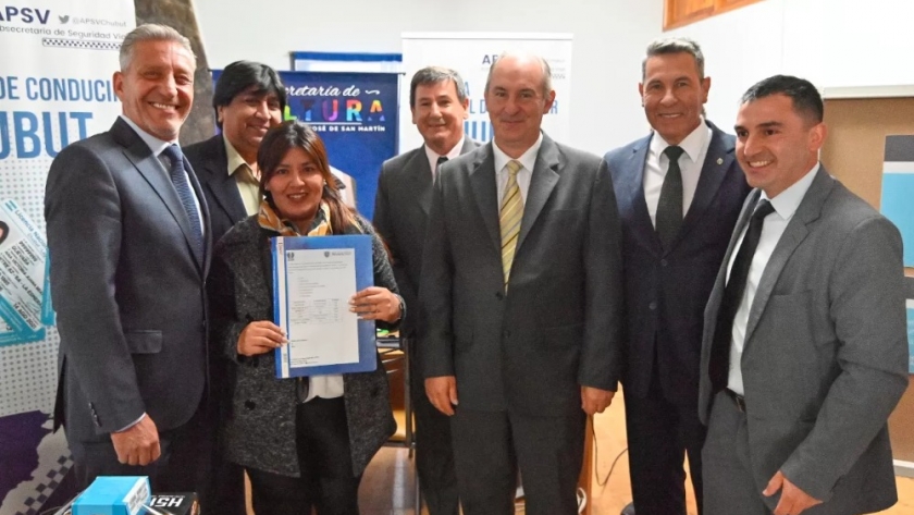 El Gobierno del Chubut entregó equipamiento tecnológico a Facundo y Atilio Viglione para agilizar el otorgamiento de licencias de conducir