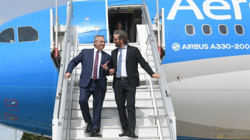 El Presidente llegó a París, donde mañana se reunirá con su par de Francia, Emmanuel Macron