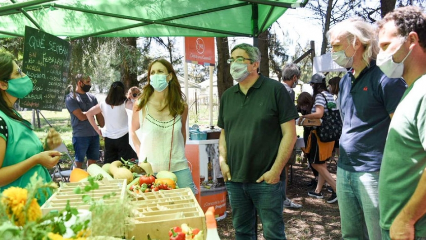 Rodríguez recorrió la "Gran Feria del Tomate Platense" y remarcó la importancia del convenio con FAUBA