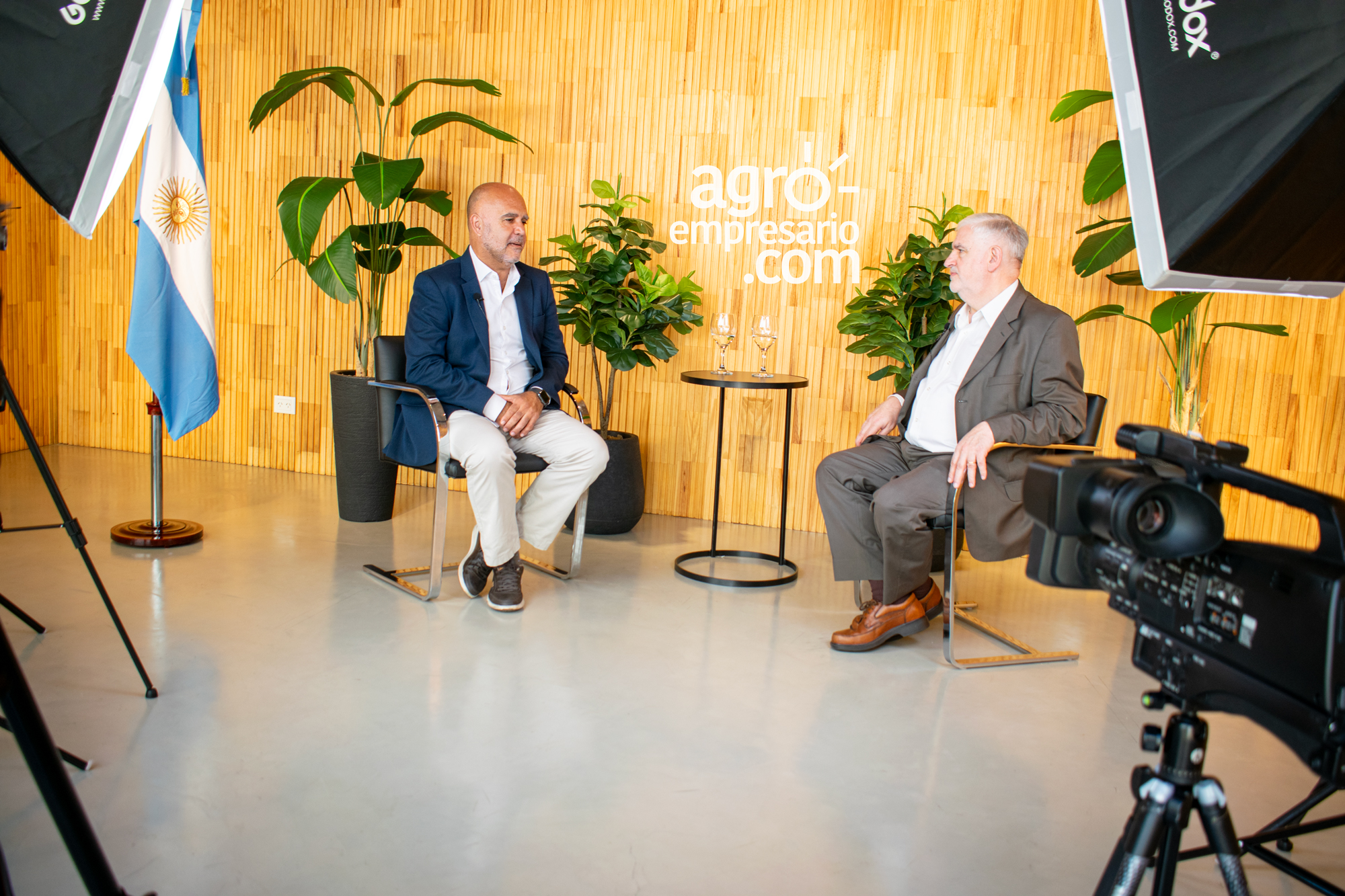 set de filmacion Jorge Pazos, Presidente del Comité Argentino de Arándanos y asesor comercial en Tropical Argentina junto a Fernando Vilella, Director de Desarrollo Estratégico y Contenidos de Agroempresario.com