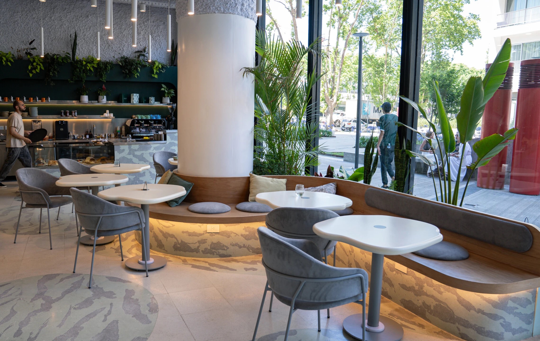 Juan Miceli abri&oacute; un caf&eacute; bot&aacute;nico en Retiro y propone una experiencia verde en plena ciudad