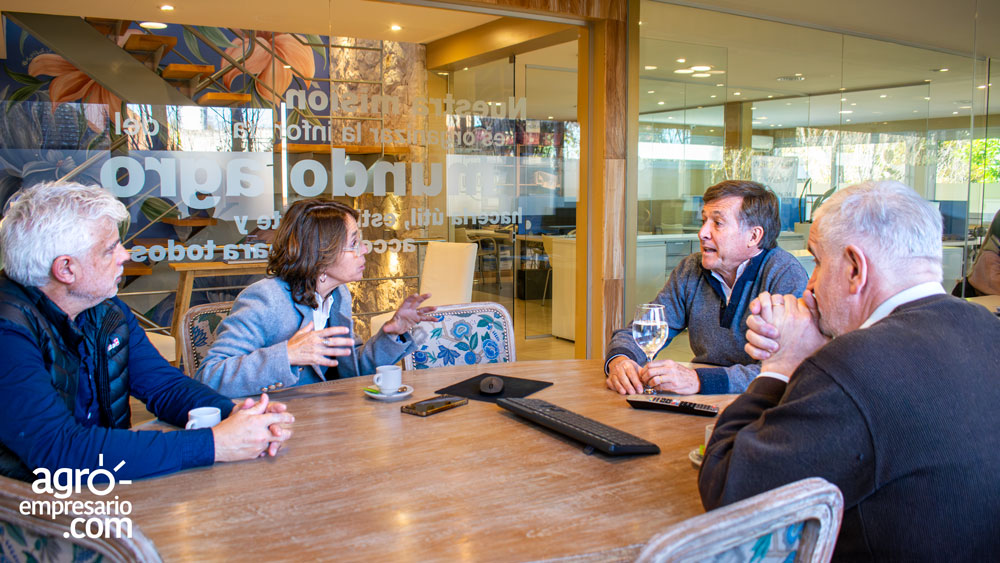 Maria Ines Di Napoli, CEO y Fundadora de Plataforma PUMA; Carlos Becco, Conductor de "De Villanos a Heroes" y Fernando Vilella, Director de Desarrollo Estratégico en Agroempresario.com.