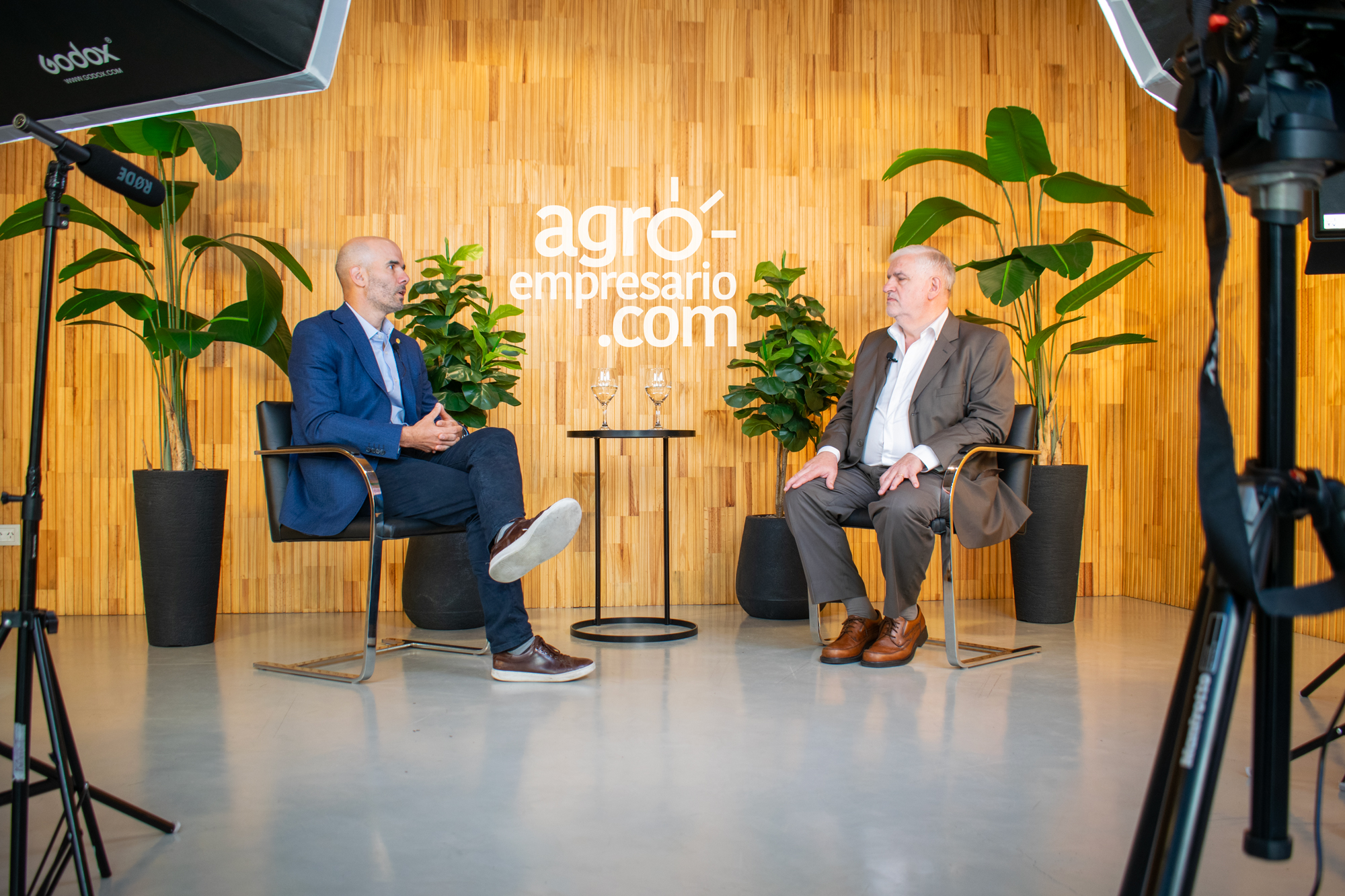 Juan Farinatti, CEO de Bayer Latam junto a  Fernando Vilella, Director de Desarrollo Estratégico y Contenidos de Agroempresario.com