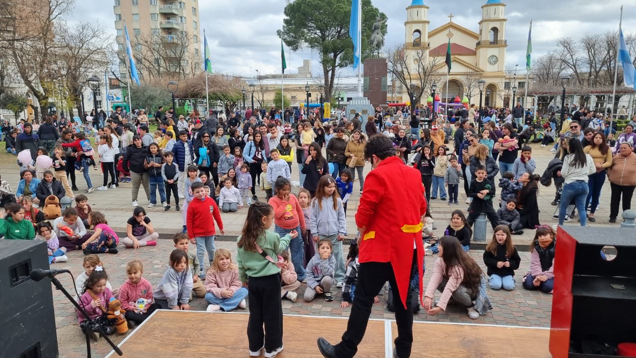 Rojas celebró el Día del Niño con juegos, música y sonrisas en Plaza San Martín