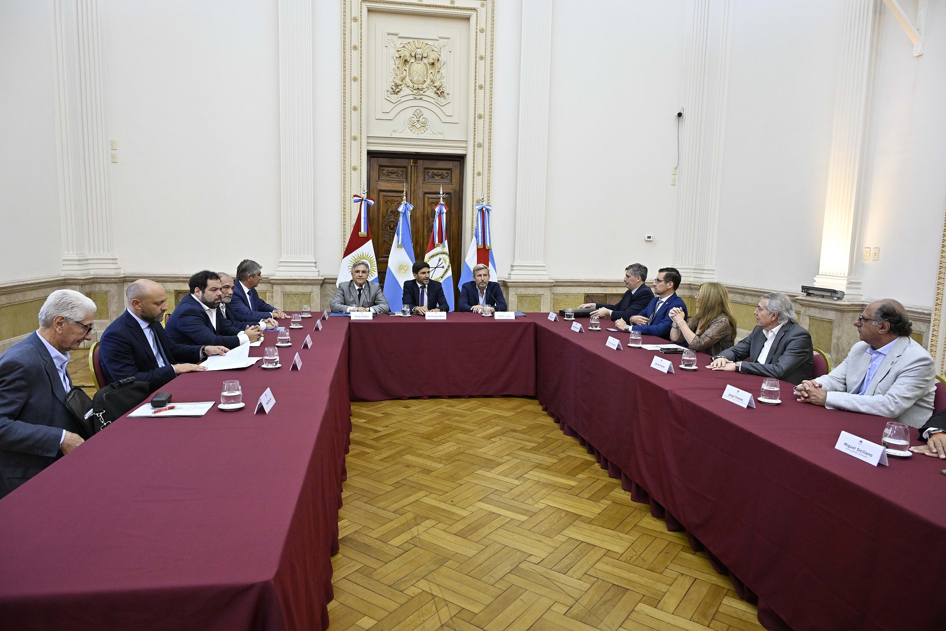 el gobernador de Entre Ríos, Rogelio Frigerio, junto a sus pares de Córdoba, Martín Llaryora, y de Santa Fe, Maximiliano Pullaro