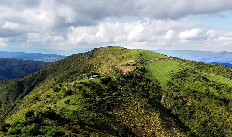 Senderismo entre túneles, cerros y volcanes: cinco rutas imperdibles para descubrir Catamarca