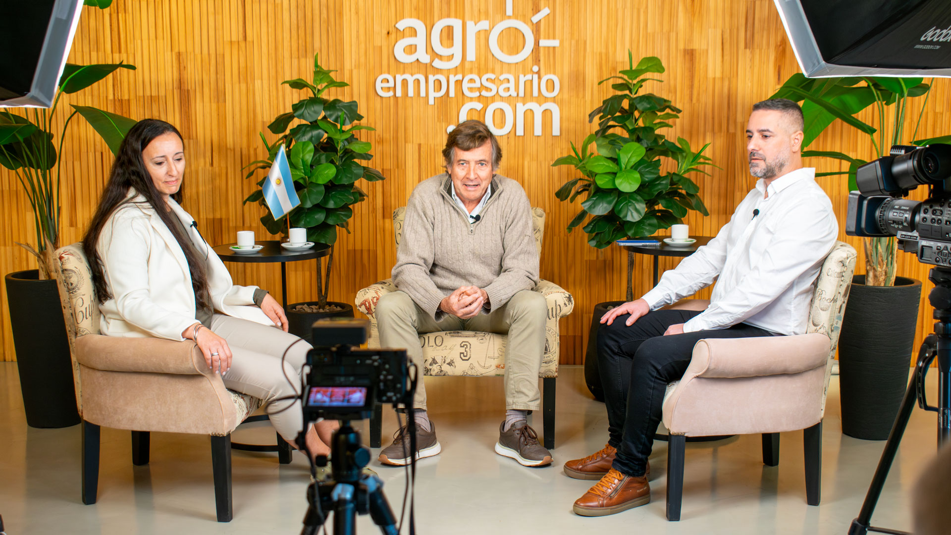 Valeria Arrondo, CEO de Beam Croptech;  Carlos Becco, Conductor del Ciclo Audiovisual "De Villanos a Heroes" en Agroempresario.com y Carlos Crocco, CSO Beam Croptech