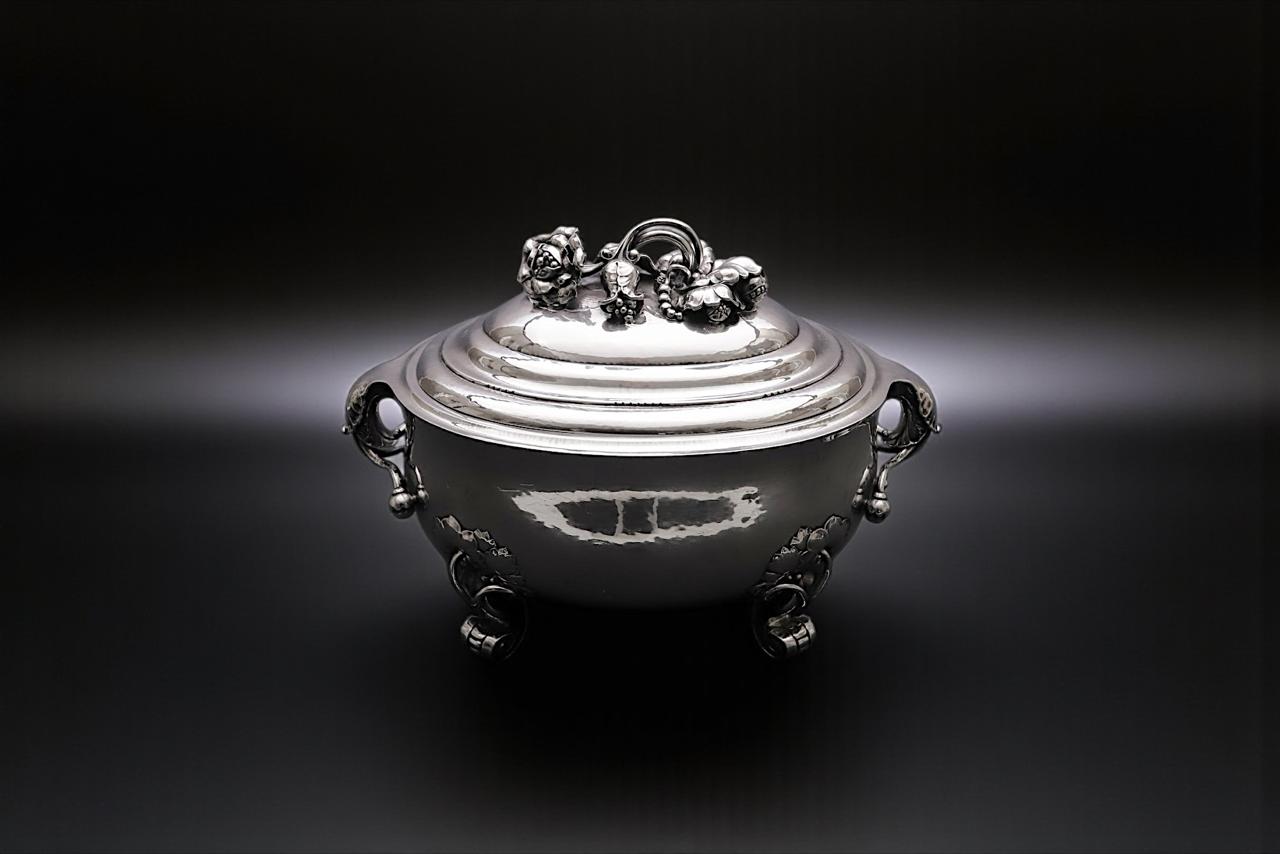 Belleza bajo martillo: platería, textiles y arte en una subasta irrepetible