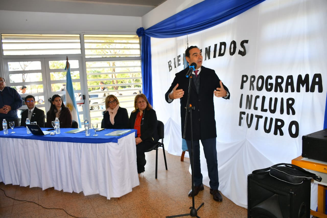 Vald&eacute;s inaugur&oacute; en Garav&iacute; la ampliaci&oacute;n del Colegio Secundario y se comprometi&oacute; a refaccionar el edificio existente
