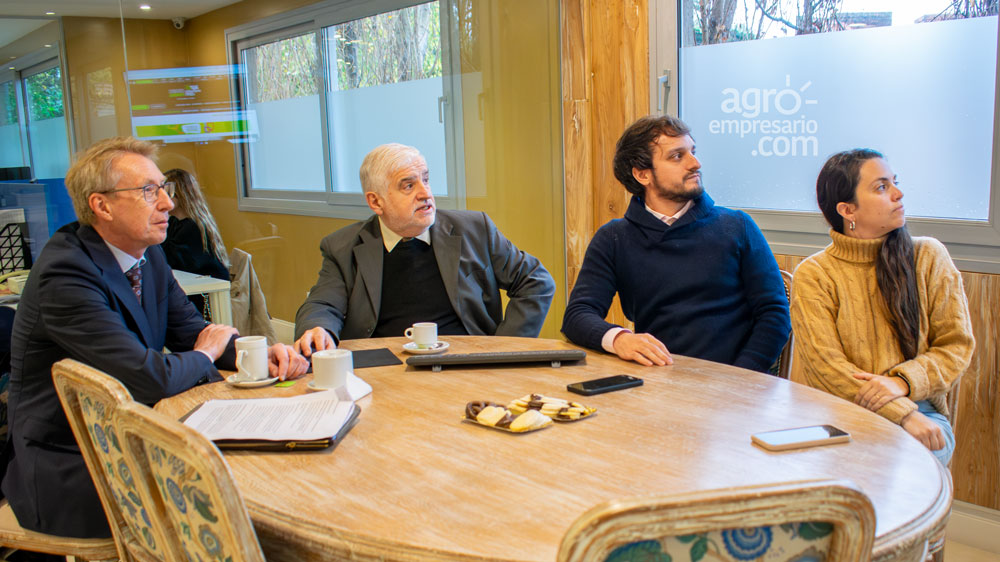 Torsten Sven Ericsson, Embajador de Suecia en Argentina; Fernando Vilella, Director de Desarrollo Estratégico y Contenidos de Agroempresario.com; Santiago Maria Carrozzino, Director Comercial de Agroempresario.com y Antonella Lizolli, Directora de Contenidos de Agroempresario.com
