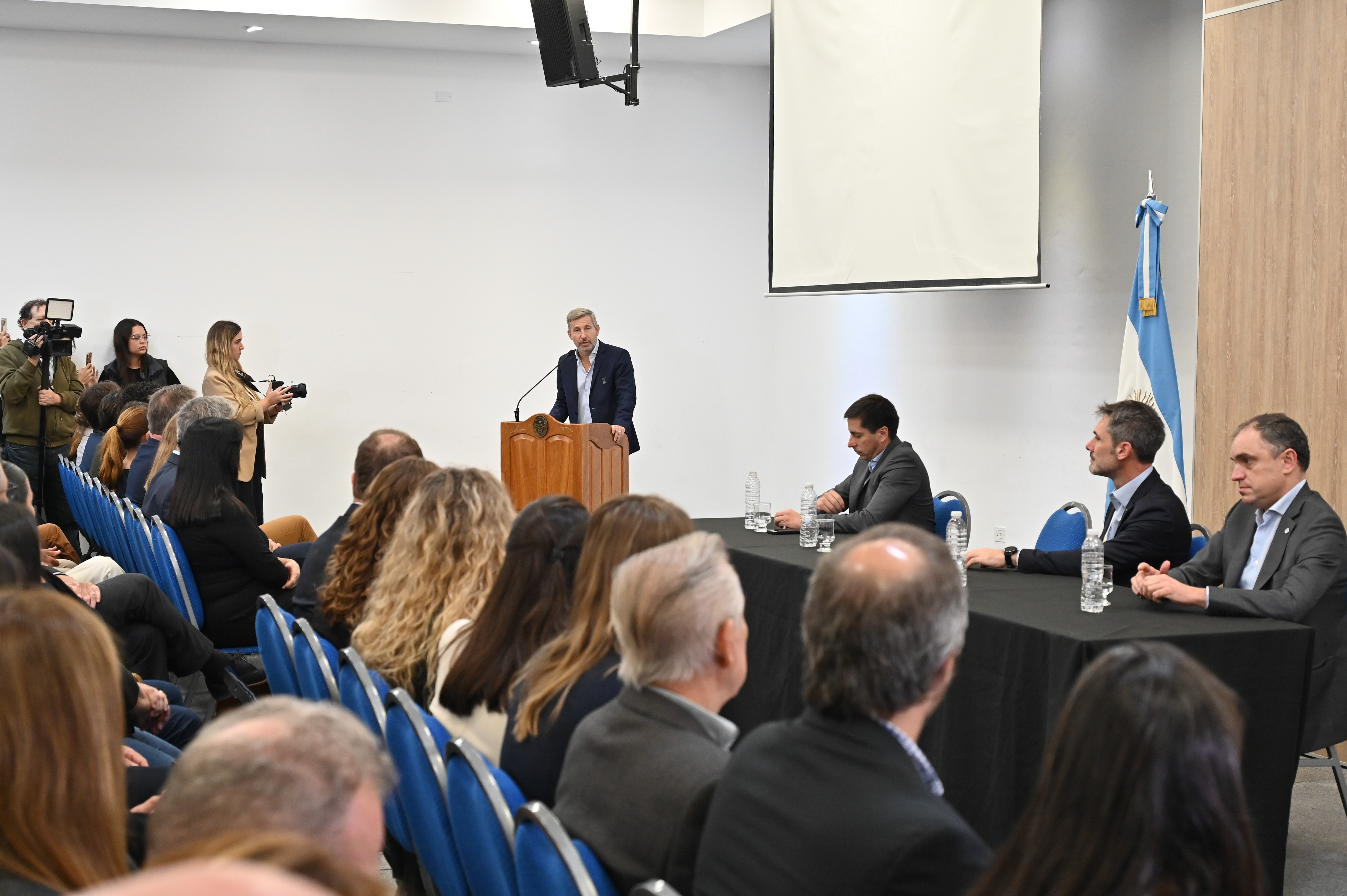 Frigerio firm&oacute; acuerdos con el CFI para impulsar inversi&oacute;n