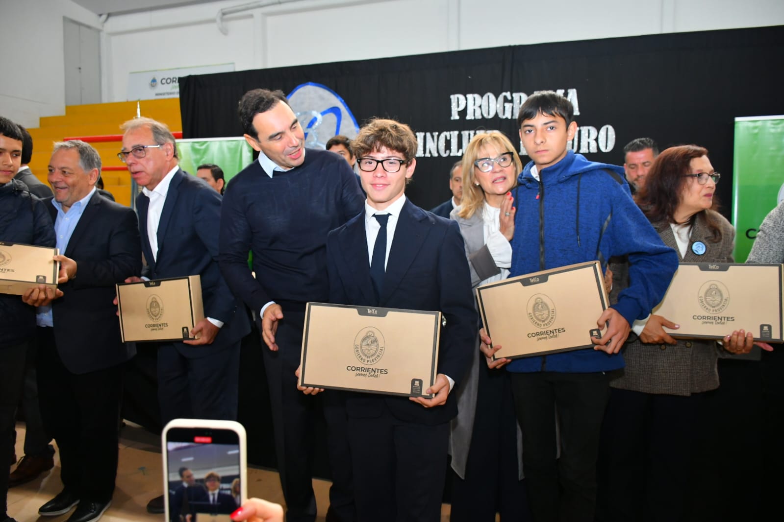 Valdés entregó notebooks en Capital y anunció la compra de otras 45 mil para garantizar el acceso al conocimiento
