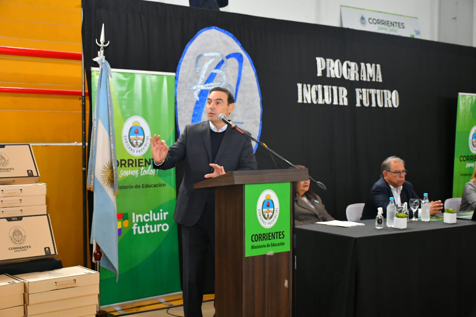 Valdés entregó notebooks en Capital y anunció la compra de otras 45 mil para garantizar el acceso al conocimiento