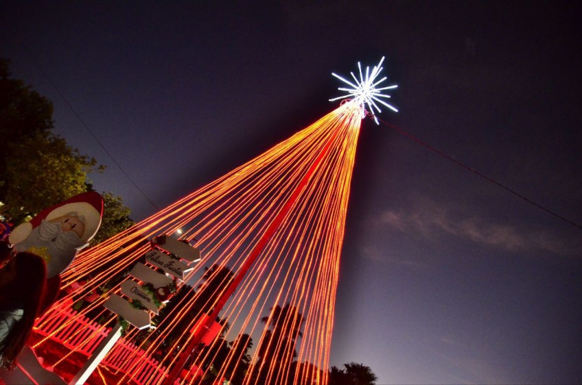 Palpitando la navidad, el Municipio inauguró esculturas en arena y un nuevo árbol