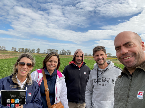 La coordinación del Programa de Mejoramiento Genético en gramíneas y leguminosas visitó el INTA Santiago